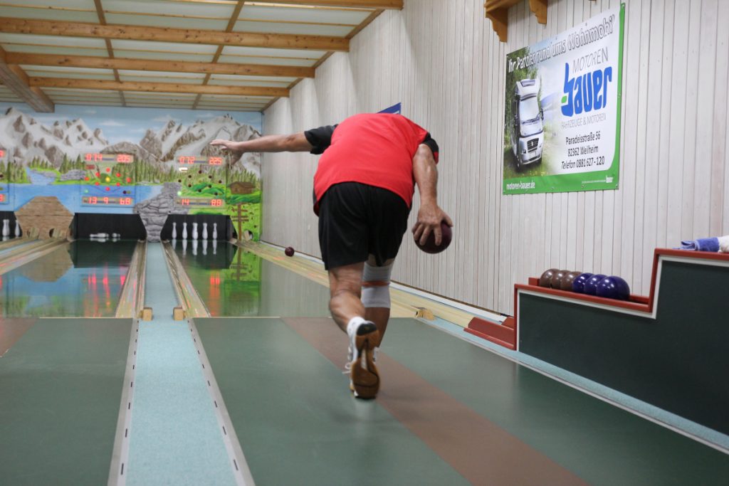Foto zeigt einen Peißenberger Kegler beim Anlaufen und in der rechten Hand die Kegel Kugel.